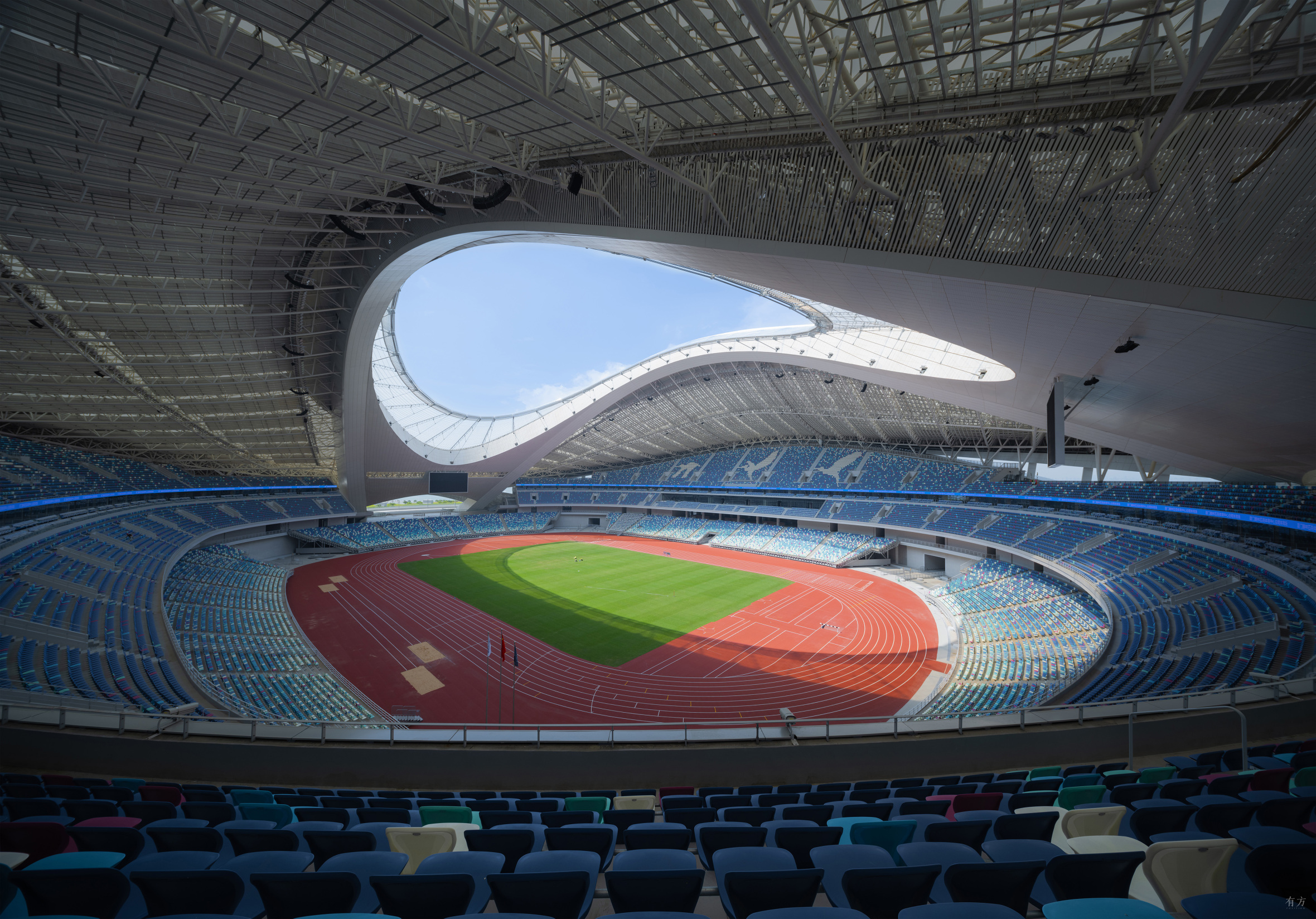 火箭与开拓者交易四名球员及选秀权，换得阿夫迪亚，以解决薪资压力和阵容调整。